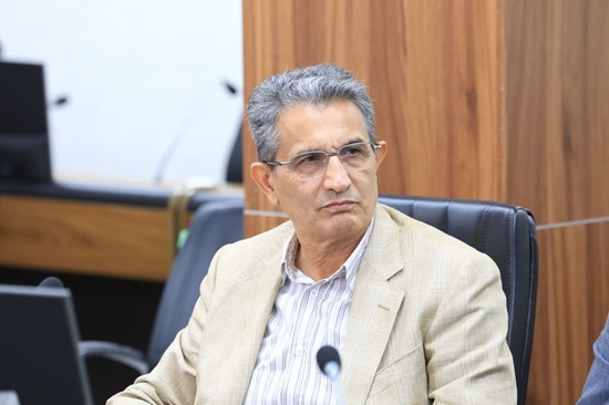 دکتر شهرام زارع معاون تحقیقات و فناوری کشف گونه جدید عقرب را به دکتر مهران شاهی تبریک گفت