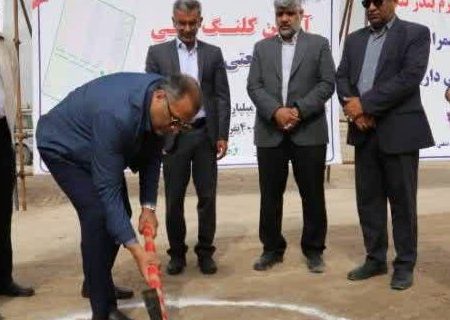 با حضور معاون عمرانی استانداری هرمزگان، فرماندار بندرلنگه و معاون فنی شرکت شهرکهای صنعتی آیین کلنگ‌زنی ناحیه صنعتی بندر معلم برگزار شد.