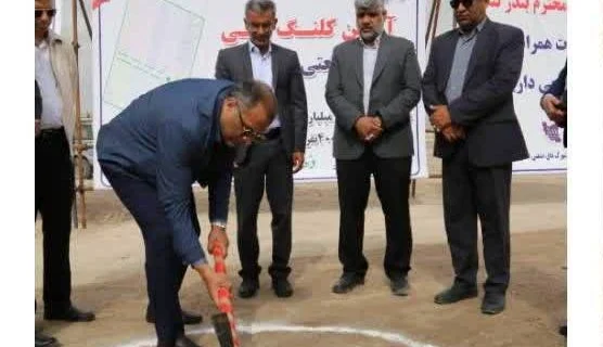 با حضور معاون عمرانی استانداری هرمزگان، فرماندار بندرلنگه و معاون فنی شرکت شهرکهای صنعتی آیین کلنگزنی ناحیه صنعتی بندر معلم برگزار شد.