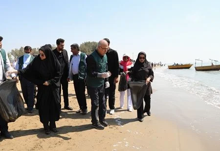 حضور کارکنان دانشگاه علوم پزشکی هرمزگان در رویداد (سین هشتم) با هدف پاکسازی ساحل بندرعباس