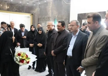 وزیر صمت با هدف بازدید از پروژه‌های صنعتی و عمرانی وارد هرمزگان شد