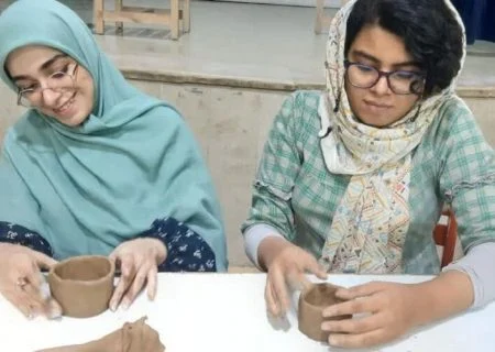 پیشواز نوروز با ساخت ماگ‌های دست‌ساز در مرکز گلشهر