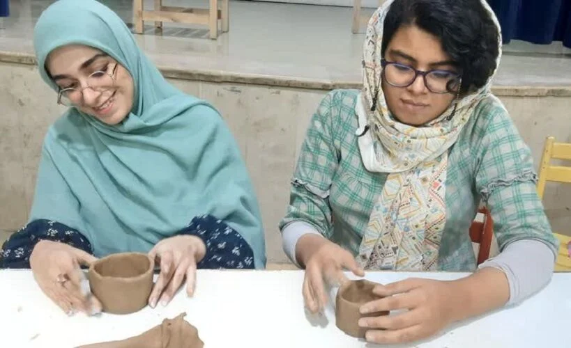 پیشواز نوروز با ساخت ماگهای دستساز در مرکز گلشهر