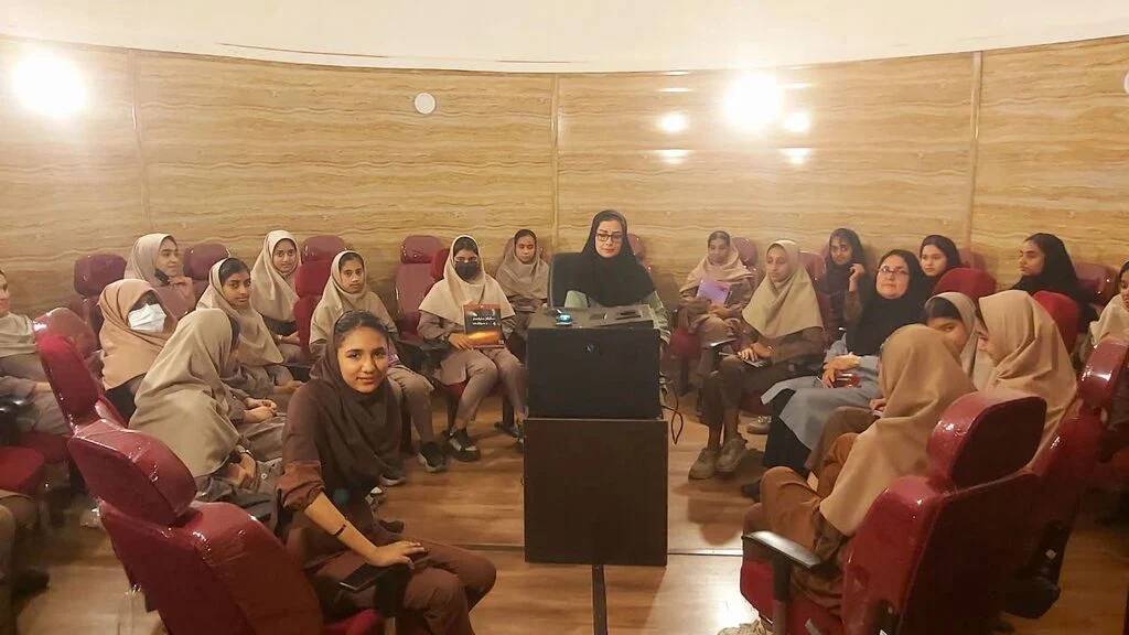 آشنایی دختران نوجوان بندرعباسی با کتابهای نجومی