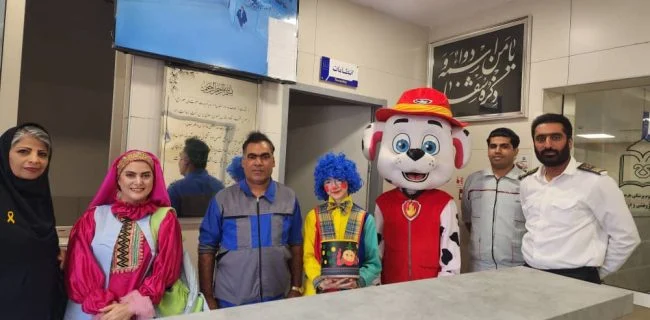 اشک و لبخند در بیمارستان کودکان با خاله باران/ بیمارستانی که رنگی رنگی شد
