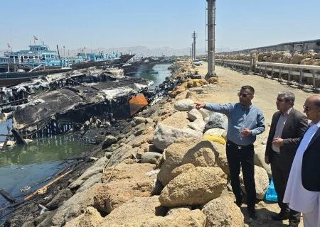 بازدید معاون صید و بنادر ماهیگیری و مدیر کل شیلات هرمزگان از شناورهای صیادی خسارت دیده در بندر سیریک