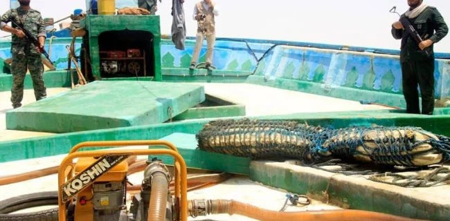 توقیف یک فروند شناور حامل سوخت قاچاق توسط نیروی دریایی سپاه در آبهای خلیج فارس