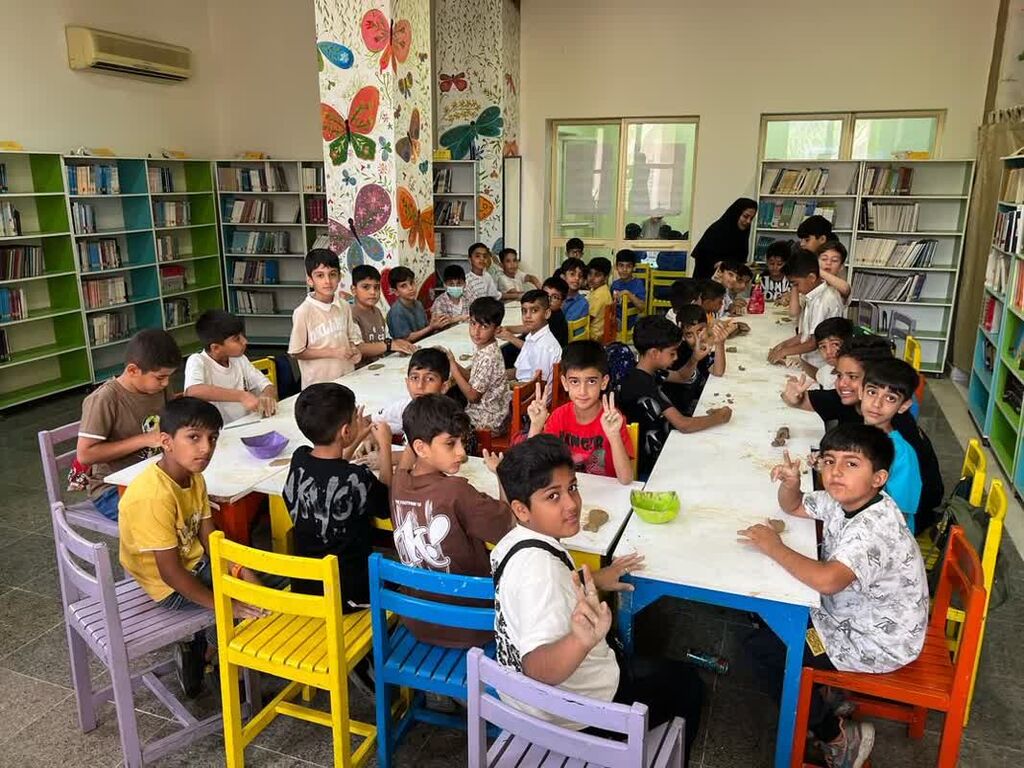 ساخت ماهی‌های سفالی با حضور کودکان بندرعباسی