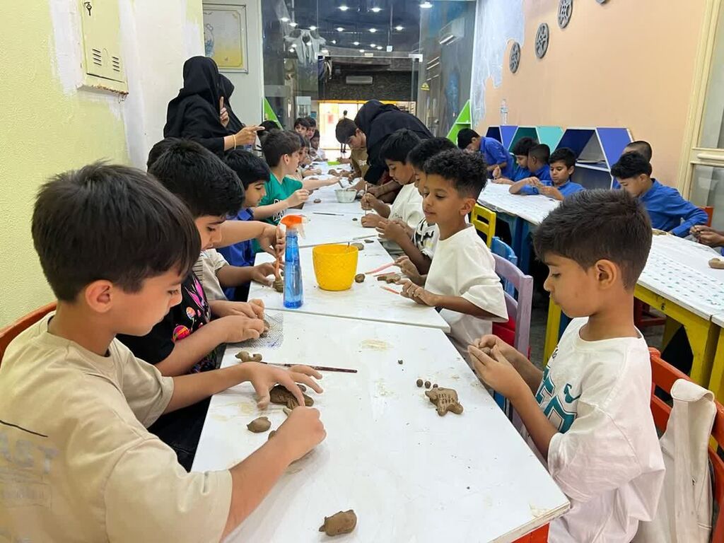 ساخت ماهی‌های سفالی با حضور کودکان بندرعباسی