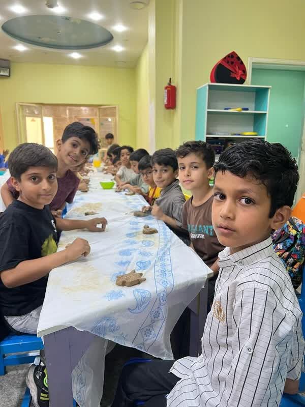 ساخت ماهی‌های سفالی با حضور کودکان بندرعباسی