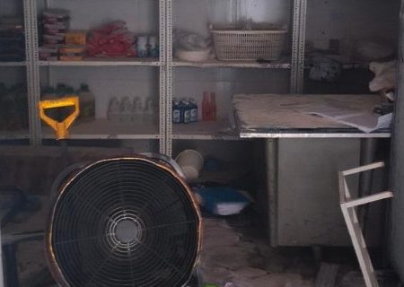 اتصالی برق منجر به حریق یک انبار مواد غذایی شد