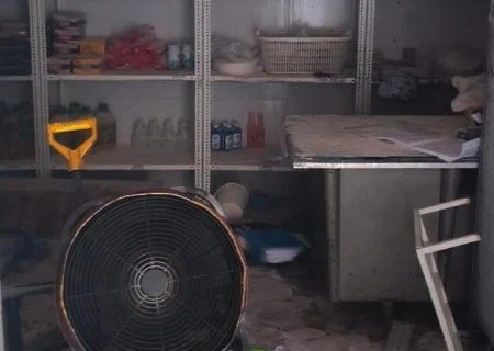 اتصالی برق منجر به حریق یک انبار مواد غذایی شد