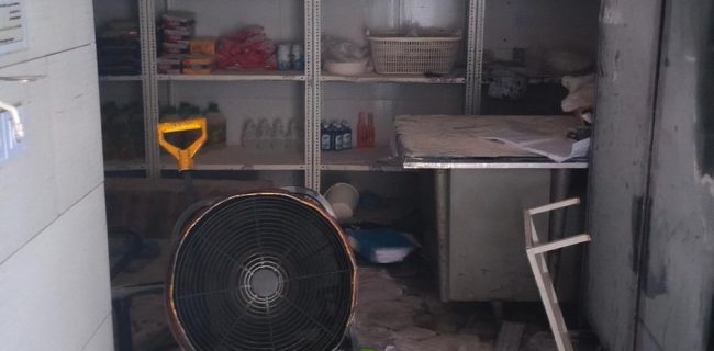 اتصالی برق منجر به حریق یک انبار مواد غذایی شد