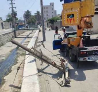 اصلاح و بهینه سازی شبکه  برق و تعویض تیرهای فرسوده محله گلزار شهدای بندرعباس