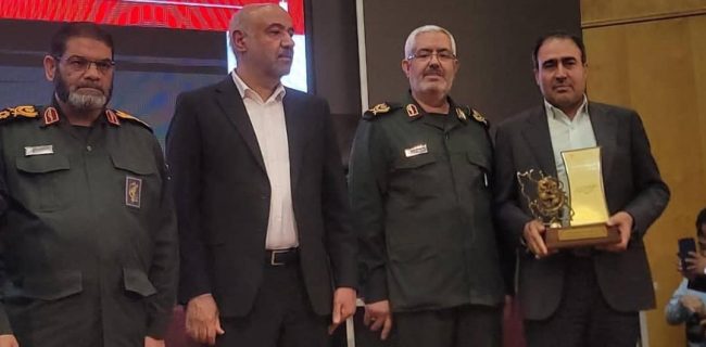 اعطای نشان اقتصاد مقاومتی به مدیر عامل شرکت نفت ستاره خلیج فارس
