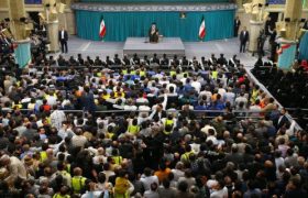 دیدار بیش از ۸۰ نفر از کارگران استان هرمزگان با رهبر معظم انقلاب