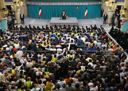 دیدار بیش از ۸۰ نفر از کارگران استان هرمزگان با رهبر معظم انقلاب