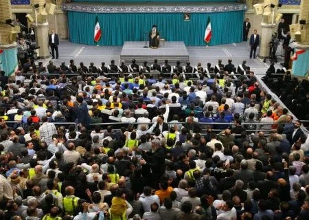 دیدار بیش از ۸۰ نفر از کارگران استان هرمزگان با رهبر معظم انقلاب