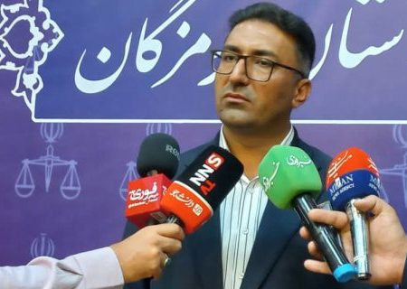 رئیس کل دادگستری هرمزگان: ذخایر سوخت قاچاق در بندر کلاهی با تولید روزانه یک پالایشگاه برابری می کند