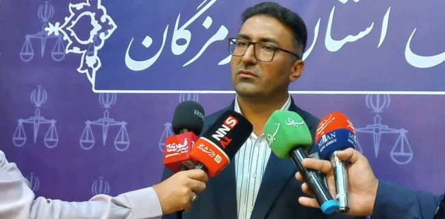 رئیس کل دادگستری هرمزگان: ذخایر سوخت قاچاق در بندر کلاهی با تولید روزانه یک پالایشگاه برابری می کند