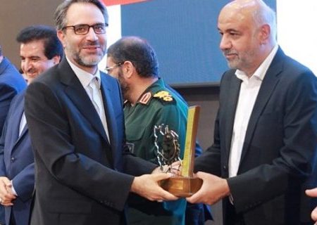 نشان ملی اقتصاد مقاومتی در دستان فولاد کاوه جنوب کیش