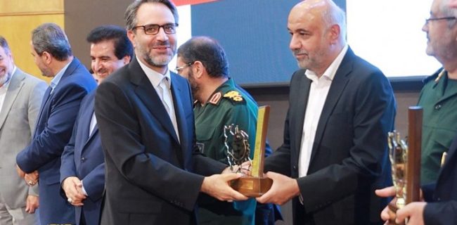 نشان ملی اقتصاد مقاومتی در دستان فولاد کاوه جنوب کیش