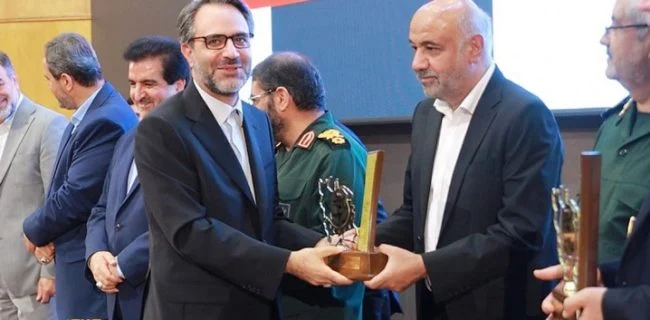 نشان ملی اقتصاد مقاومتی در دستان فولاد کاوه جنوب کیش