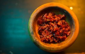 دود تنباکوی قاچاق در چشم قاچاقچی
