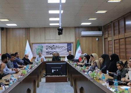 شاعران و هنرمندان نقش موثری در همبستگی و  و اتحاد ملی در جنگ تحمیلی رژیم اشغالگر داشتند