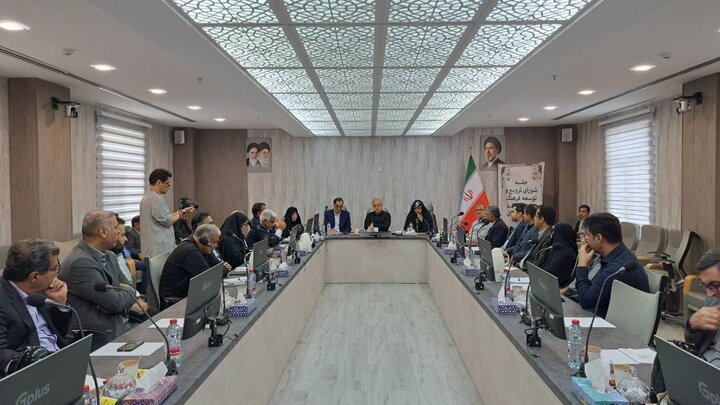 استاندار هرمزگان: برنامه جامع خدماترسانی به خانوادههای ۱۶۸ شهید میناب تدوین شود
