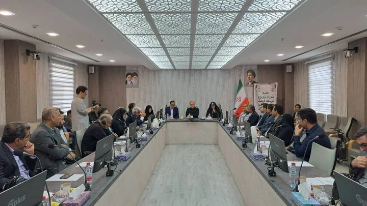 استاندار هرمزگان: برنامه جامع خدمات‌رسانی به خانواده‌های ۱۶۸ شهید میناب تدوین شود