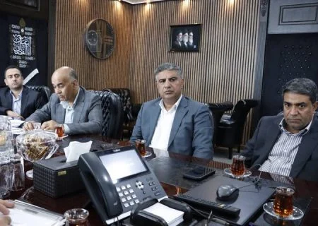 پیگیری بازسازی شبکه فاضلاب بندرعباس و توسعه آب‌شیرین‌کن قشم